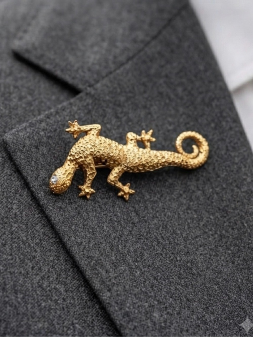 Gold Gecko Reptile Brooch - Decorative Pet-Inspired Pin - Picture 10 of 10